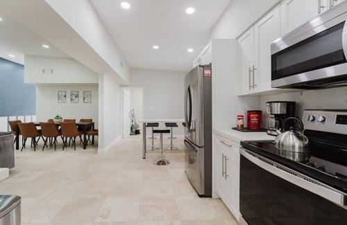 North Miami Beach House | 5BD Beach House, Sun, Pool, BBQ & Shop! Beach & Aventura Mall – Sleeps 26!