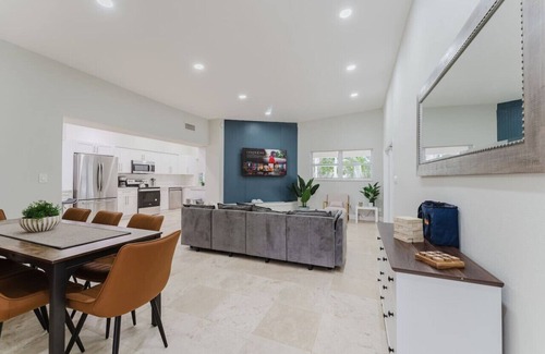 North Miami Beach House | 5BD Beach House, Sun, Pool, BBQ & Shop! Beach & Aventura Mall – Sleeps 26!