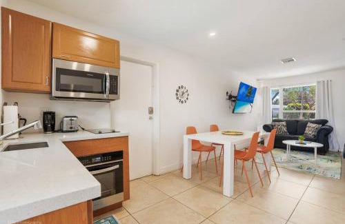 Imperial Point House | 5BD Pool BBQ Gazebo 5min Beach