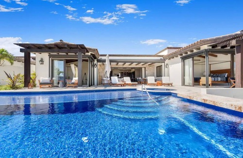 Ampliacion Juarez Apartment | 5BD Ritzy Villa 5: Ocean Views & Pool