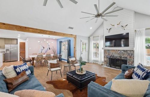 North Richland Hills House | 5BD Vacation Retreat w Pool, Bar, Games