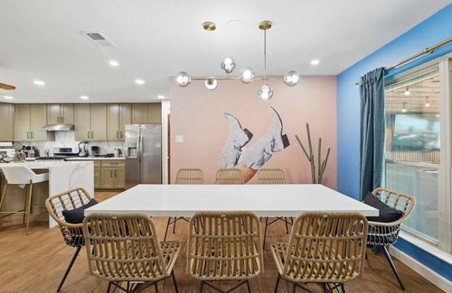 North Richland Hills House | 5BD Vacation Retreat w Pool, Bar, Games
