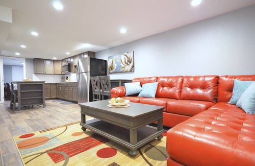 Jewell Heights - Hoffman Heights House | 5bdrms; 6King beds, 2kitchens, 2lvrms; Near Shops & Dining; 1block to Starbucks!