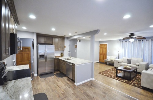 Jewell Heights - Hoffman Heights House | 5bdrms; 6King beds, 2kitchens, 2lvrms; Near Shops & Dining; 1block to Starbucks!