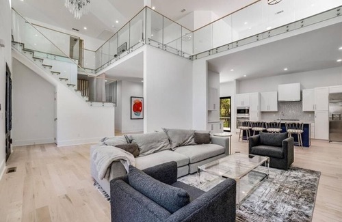 Sandy Springs House | 5Bed/6Bath Ultra Modern Mansion