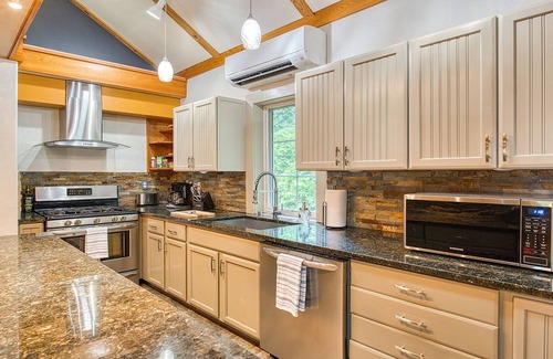 Bryson City Cabin | 5Br 2 Kitchens Custom Home Pool Table 1 mi downtown Starlink fastest internet
