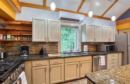Bryson City Cabin | 5Br 2 Kitchens Custom Home Pool Table 1 mi downtown Starlink fastest internet