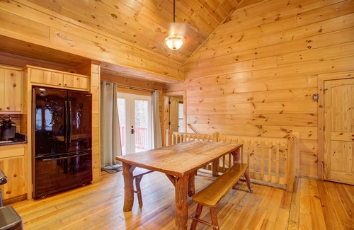 White Haven House | 5BR 3BA Cabin SLPS 18, Great For Bachelor Parties/Reunions, Free Linens. WIFIn