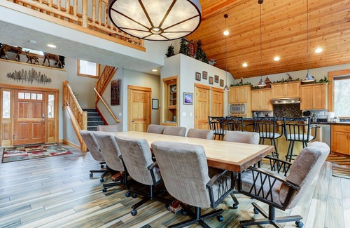 Overlook Park House | 5BR+Bunk,5.5BA,4 King,Near SHARC Pool,Hot tub,WiFi,A/C,Bikes,EV Chrg