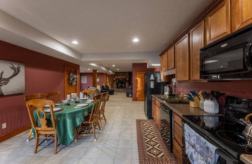 Slaty Fork Cabin | 5BR Chalet | Hot Tub Fire Pit Games 3 Kings