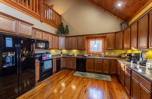 Slaty Fork Cabin | 5BR Chalet | Hot Tub Fire Pit Games 3 Kings