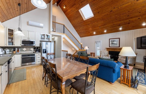 Snowshoe Ski Chalet | 5BR Chalet Stunning Views,Hot Tub,Walk to Slopes
