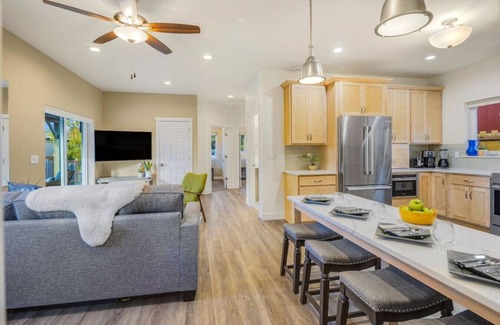 North Star House | 5BR Downtown Lux Bungalow