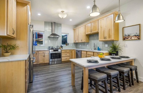 North Star House | 5BR Downtown Lux Bungalow