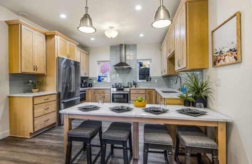 North Star House | 5BR Downtown Lux Bungalow