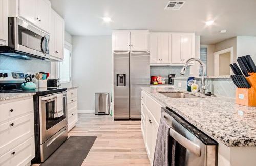 Central Oklahoma City House | 5br Ensuite Baths Hot Tub Near Lake Hefner #co