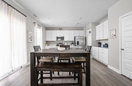 West Newton House | 5BR Family & Group Retreat – Near Airport & Downtown Indy!