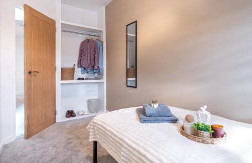 Burton on Trent Apartment | 5BR - House - Hot Tube - Airport - A38-A50 - Parking
