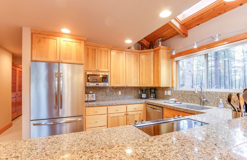 Sunriver Cabin | 5BR+Loft,5BA,3 King|Close to Village|SHARC Pool|Hot tub|A/C|WiFi|Bikes|EV Chrg