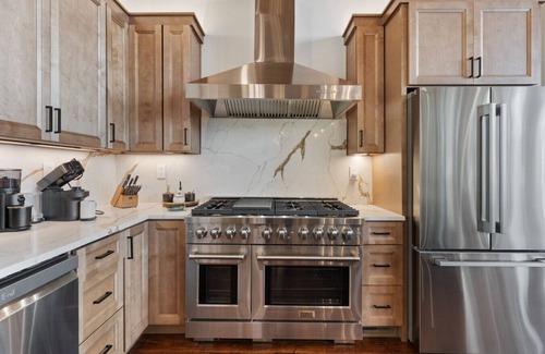 Mineral Bluff Apartment | 5BR+ Luxe, 180 views, Spa, Sauna