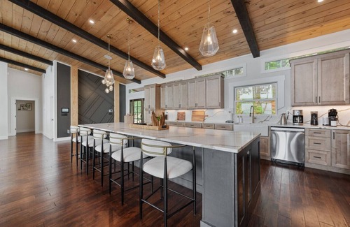 Mineral Bluff Apartment | 5BR+ Luxe, 180 views, Spa, Sauna