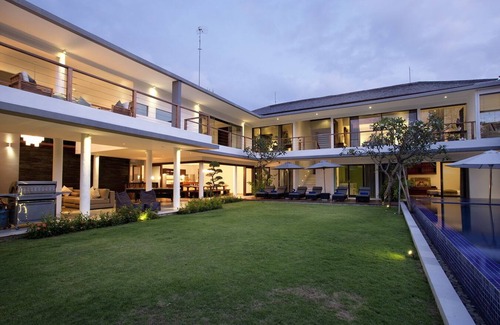 Jimbaran Bay Villa | 5BR Luxury Villa, 9Min Walk To Jimbaran Beach! W/Spacious Swimming Pool!