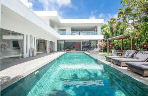 Berawa Villa | 5br Marvel, 200m To Finns Beach Club Delight