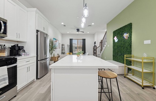 Southeast Houston House | 5BR Modern Home ~ NRG & Sleeps 12 W/TVs in all Rooms