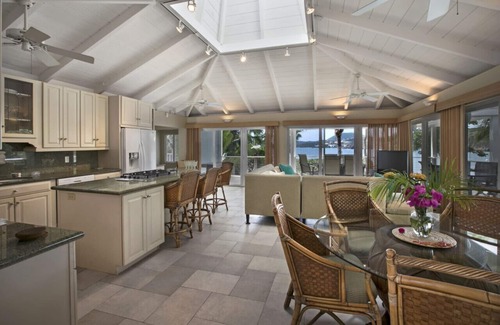 Nazareth Villa | 5BR On Secret Harbor Beach - sleeps 14!