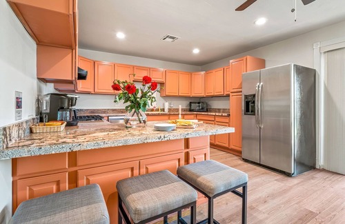Sunset House | 5BR Sleeps 10 Hot Tub Fire Pit Games & Walk to ASU