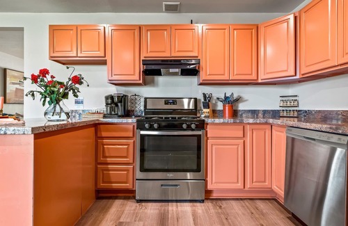 Sunset House | 5BR Sleeps 10 Hot Tub Fire Pit Games & Walk to ASU
