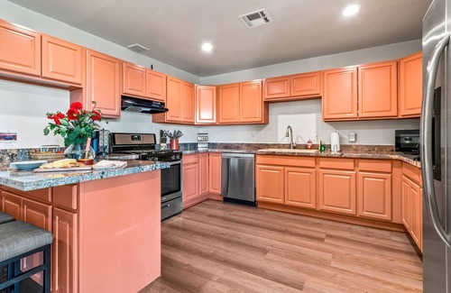 Sunset House | 5BR Sleeps 10 Hot Tub Fire Pit Games & Walk to ASU