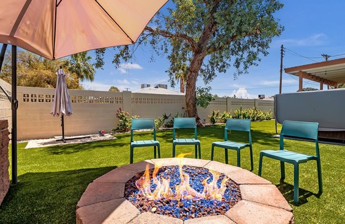 Sunset House | 5BR Sleeps 10 Hot Tub Fire Pit Games & Walk to ASU