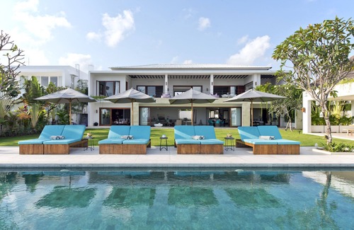 Batu Bolong Villa | 5BR Villa, 13Min Walk To Batu Belig & Canggu Beach - W/Swimming Pool!