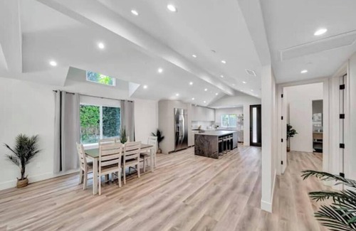Carthay Circle House | 5BR w/Guesthouse + Pool - Beverly Center 5min Walk