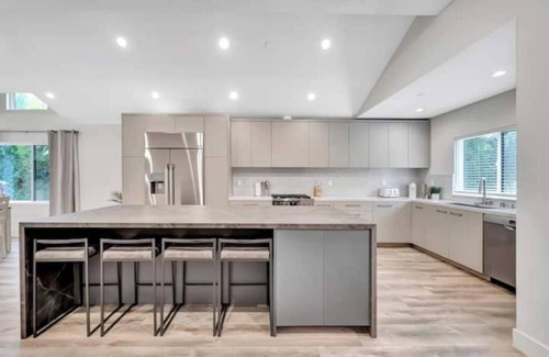Carthay Circle House | 5BR w/Guesthouse + Pool - Beverly Center 5min Walk