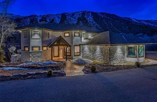Basalt House | $5M Luxury Waterfront Villa - 14 MI to Aspen