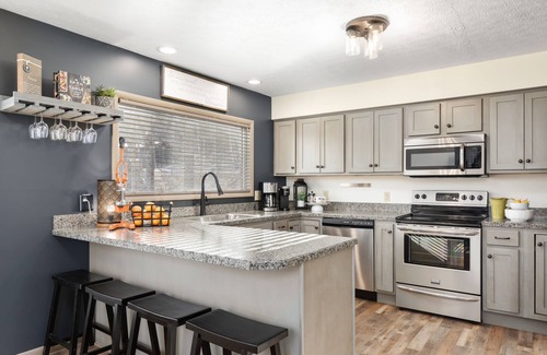 Berkeley Springs Cabin | 🏔️5MASTER Suites💦POOL🌲Modern MountainTop Lodge~Hot Tub~Poker Room~Disc golf🌟