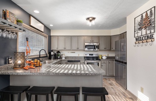 Berkeley Springs Cabin | 🏔️5MASTER Suites💦POOL🌲Modern MountainTop Lodge~Hot Tub~Poker Room~Disc golf🌟