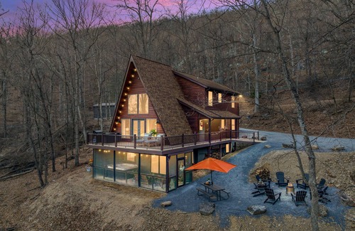Berkeley Springs Cabin | 🏔️5MASTER Suites💦POOL🌲Modern MountainTop Lodge~Hot Tub~Poker Room~Disc golf🌟