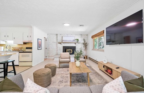 Mount Nebo House | 5min to Lake, 20min to NRG, Hot Tub, Fire Pit, BBQ. Quiet&Secluded. Pet Friendly
