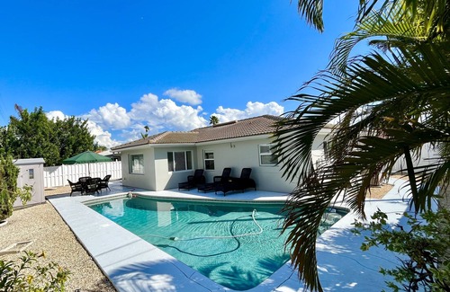 St. Pete Beach House | 5min walk to beach, Private Pool, Peaceful, beautiful neighborhood, Monthly rent