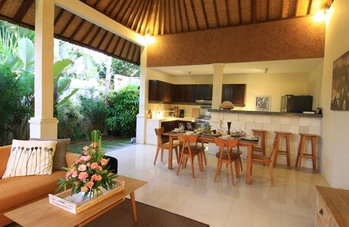 Batubelig Villa | 5Min WALK TO Beach-PRIVATE POOL MAHAYANA 2BR VILLA