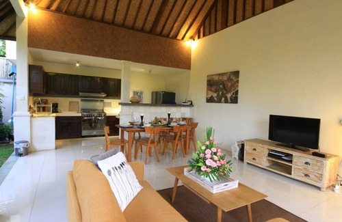 Batubelig Villa | 5Min WALK TO Beach-PRIVATE POOL MAHAYANA 2BR VILLA