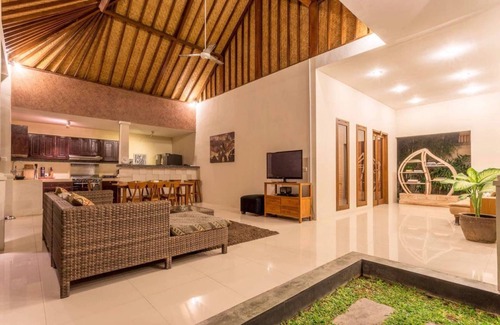 Batubelig Villa | 5Min WALK TO Beach-PRIVATE POOL UMA LIMA 5BR VILLA