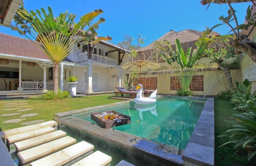 Batubelig Villa | 5Min WALK TO Beach-PRIVATE POOL UMA LIMA 5BR VILLA