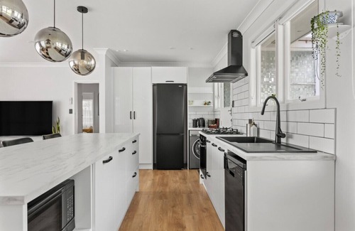 Gisborne House | 5min walk to CBD | Keyless Entry | Last minute bookings!