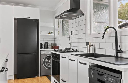 Gisborne House | 5min walk to CBD | Keyless Entry | Last minute bookings!