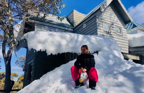 Mount Buller Ski Chalet | 5min Walk to Lift 3BR Luxe Chalet with Views & Fire