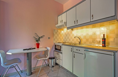Agios Dimitrios Apartment | 🏖 5mins → Beach + Shops | BBQ | Wood Oven | Patio-6